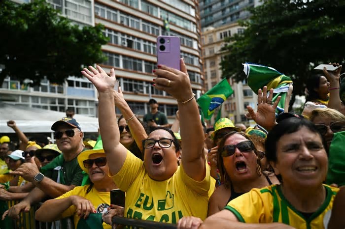Apoiadores de Bolsonaro se concentram em ato no RJ, e Flávio fala em derrotar ‘alexandrismo’