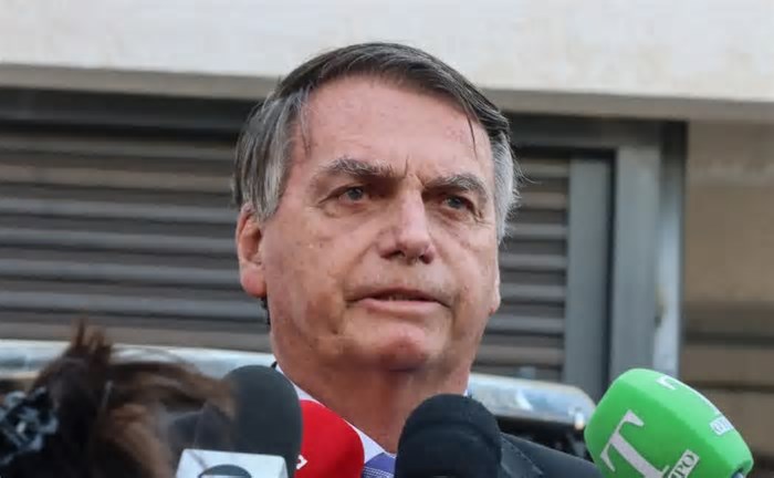 Bolsonaro volta a Copacabana e tenta focar anistia