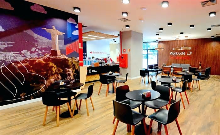 Santander abre novo formato de agência no Centro do Rio, que tem cafeteria e coworking