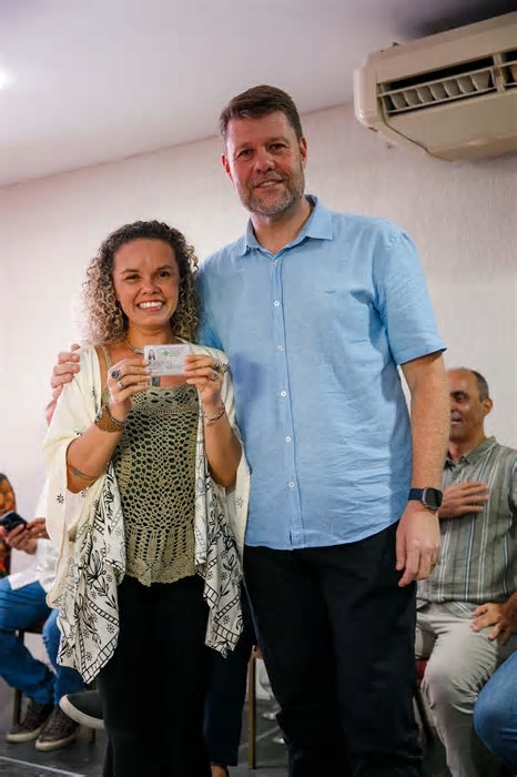Gustavo Tutuca entrega carteiras do artesão em Búzios