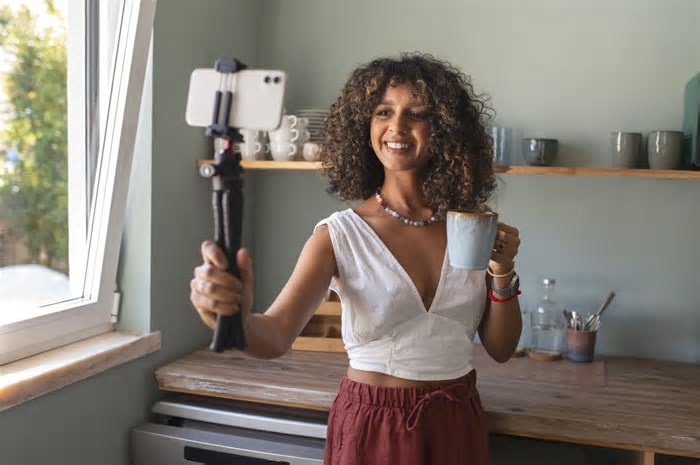 Mostrar bastidores do negócio nas redes sociais vale a pena? Saiba quando e como fazer
