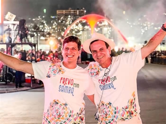 João Campos se rende a convite do prefeito do Rio e prestigia desfile das campeãs na Sapucaí