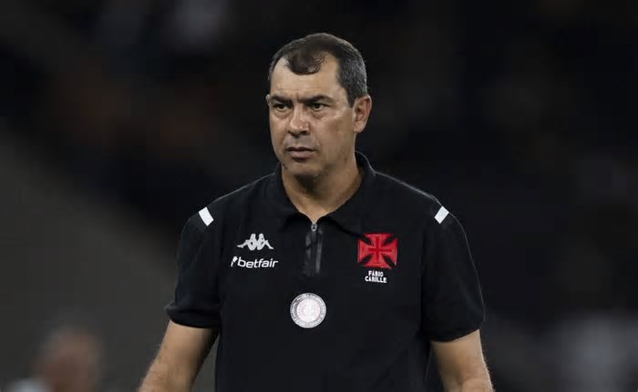 Fábio Carille ‘saca’ meia do Vasco na Copa do Brasil e revolta torcida