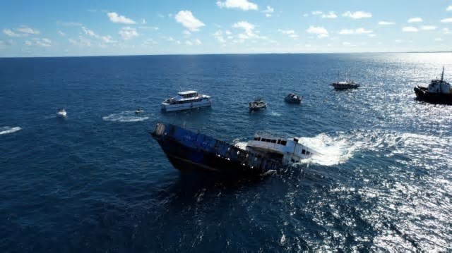 Ferryboat é afundado de forma controlada para fomentar o turismo de mergulho na Bahia