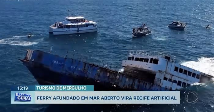 Ferry-boat é afundado para criar recife artificial em Salvador (BA)