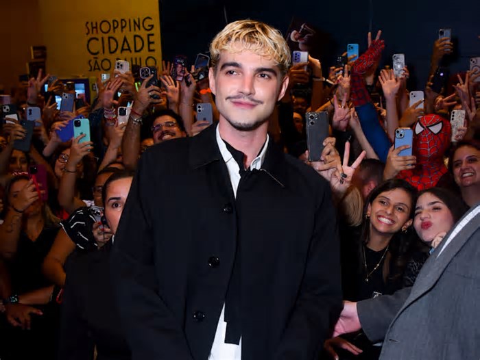 Jão reúne fãs e família em cinema na pré-estreia de “SUPERTURNÊ: A Primeira e a Última Noite”
