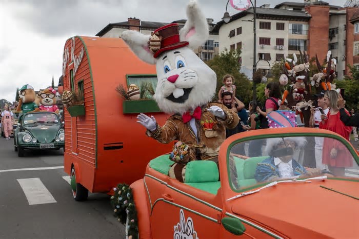 Competição de confeitaria, desfile com roupas de açúcar e paradinha repaginada: Confira as novidades da ChocoPáscoa Gramado 2025