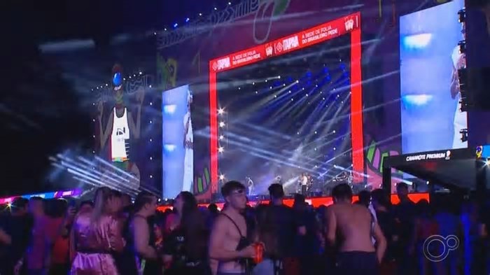 Tema 'pijama': público lota e agita 2º dia do OBA com shows de Léo Santana e Batom na Cueca