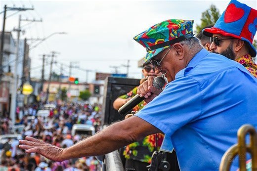 Bloco do Barbosa e desfile de escola de samba: veja as principais atrações desta segunda de carnaval na região
