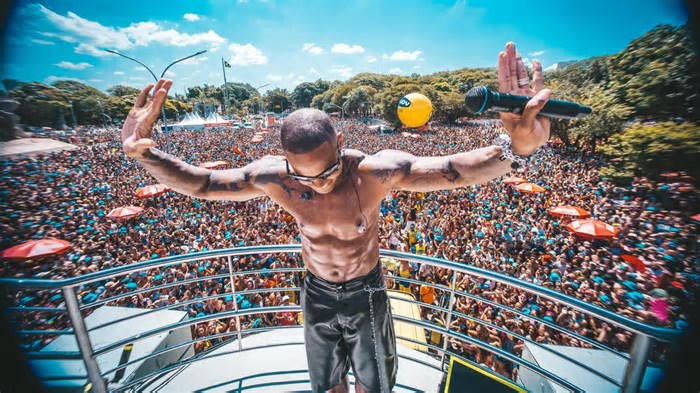Léo Santana se emociona após puxar bloco em SP: