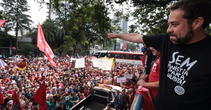 Em ato esvaziado na Paulista, Boulos provoca família Bolsonaro e Lindbergh discursa contra anistia
