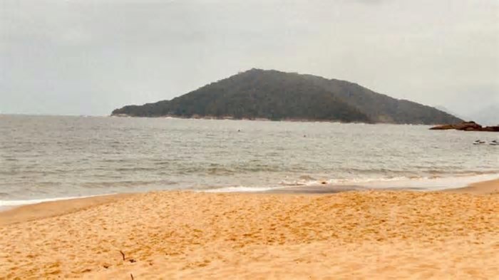 Praia do litoral de São Paulo vem surpreendendo os turistas por sua beleza natural