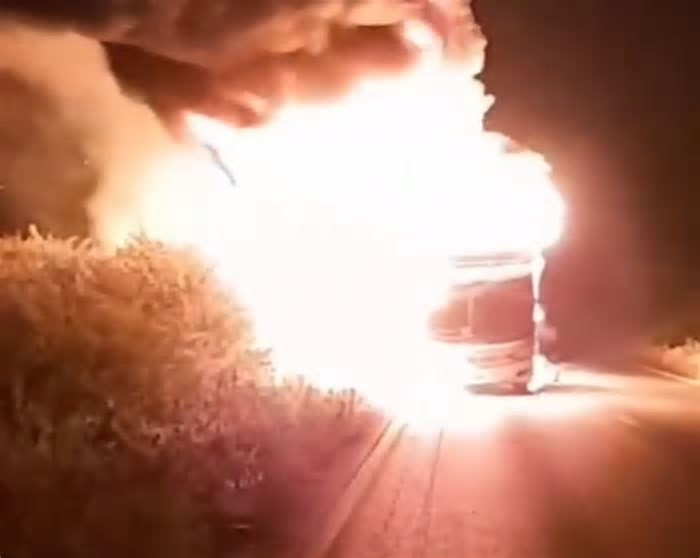 Ônibus da Real Sul que faz linha de Carinhanha para Brasília pega fogo na BR-349