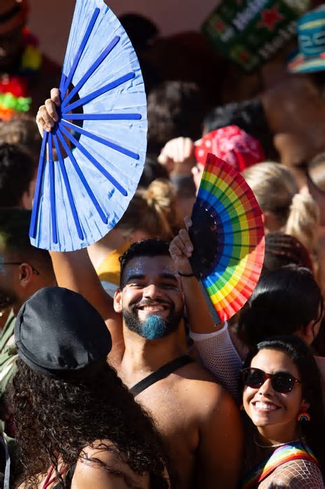 Com calor recorde, leque vira item de primeira necessidade no carnaval de São Paulo