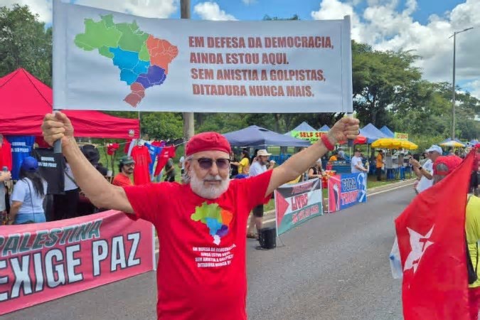 Manifestantes fazem ato no Eixão contra a anistia dos presos pelo 8/1