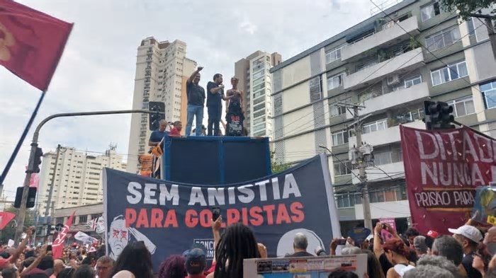 Ato na Paulista reúne mais de 25 mil pessoas contra Bolsonaro