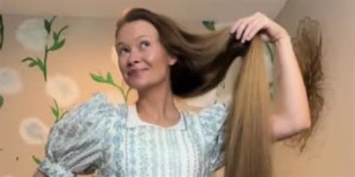 Ela tem 27 anos e nunca cortou o cabelo (Vídeo)!