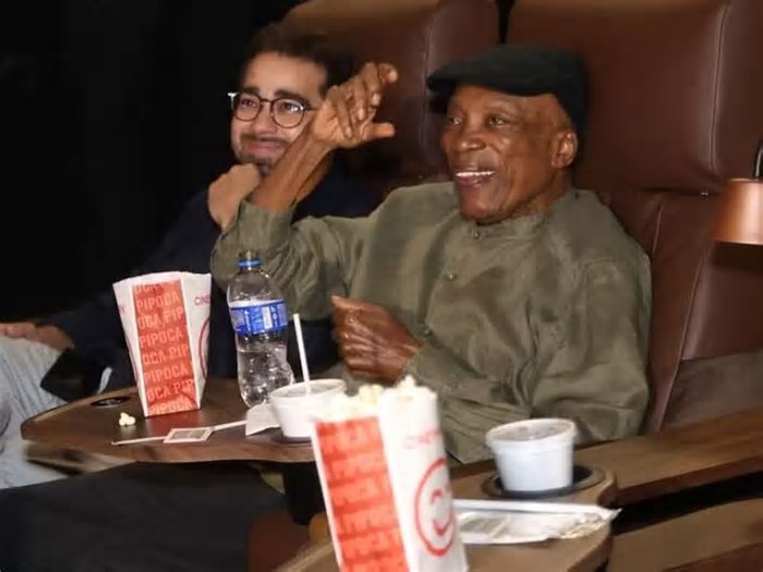 Pré-estreia de filme sobre Milton Nascimento promove encontro do artista com velhos amigos