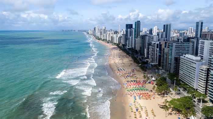 Essa cidade esconde praias paradisíacas e um dos carnavais mais vibrantes do Brasil