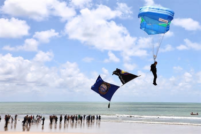 Paraquedismo e desfile de viaturas: Prefeitura do Recife e Exército promovem exposição em Boa Viagem
