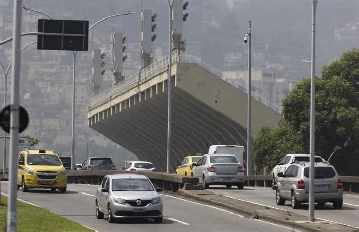 Trânsito do Rio terá alterações nesta sexta para desfiles na Sapucaí; confira