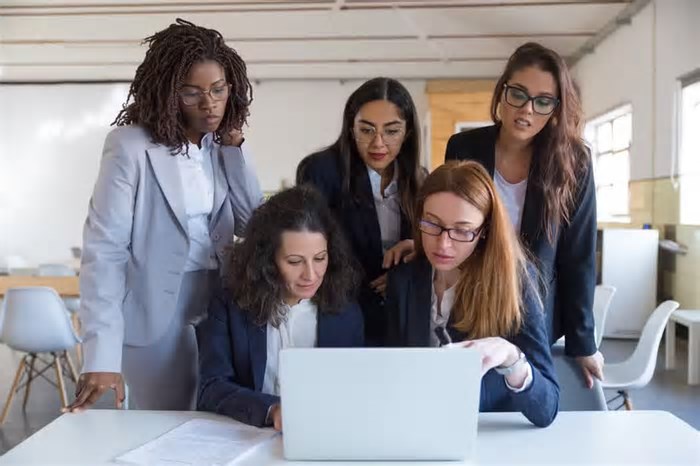 Mulheres em cargos de liderança avançam no mercado, mas ainda enfrentam desafios