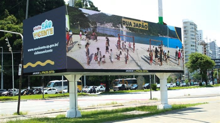 Telão gigante exibe belezas de pontos turísticos de cidade do litoral de SP