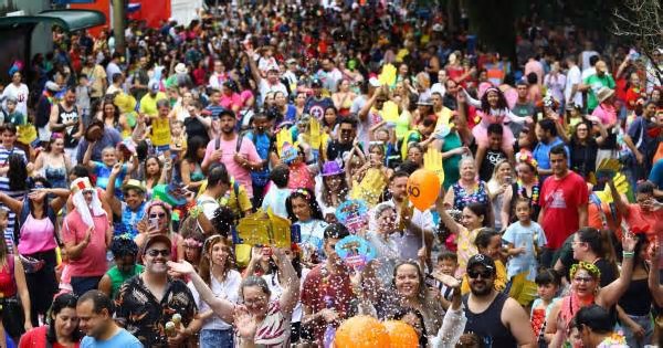 Carnaval de SP movimenta bilhões e garante renda extra para comerciantes