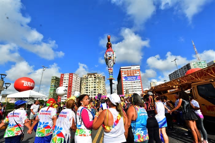 Terça de carnaval tem Galo da Madrugada, Latinha Mix e bloco do Di Ferrero em São Paulo; veja destaques