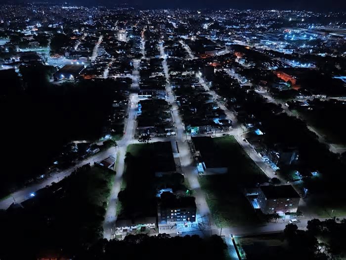 Até outubro de 2025, toda a cidade deverá ter lâmpadas de LED na iluminação pública