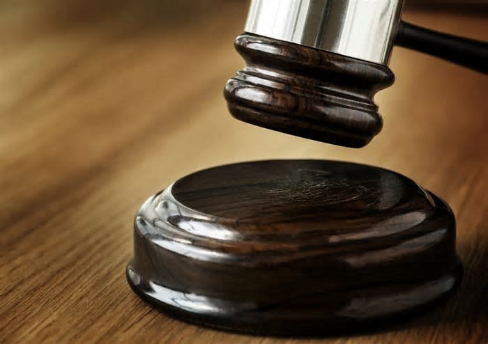 Mãe é condenada a oito anos de prisão por omissão em morte de filho espancado pelo padrasto