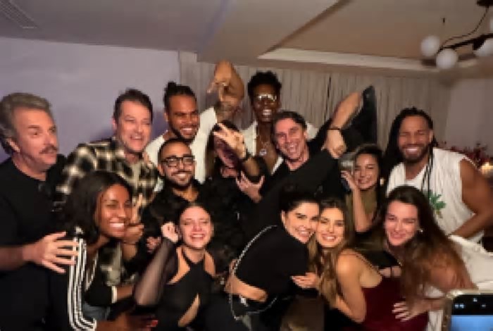 Elenco de 'Beleza Fatal' se reúne para ver último capítulo no Rio; Camila Pitanga escolhe boate em SP
