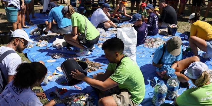 Voluntários retiram meia tonelada de lixo de praias e rios do RJ