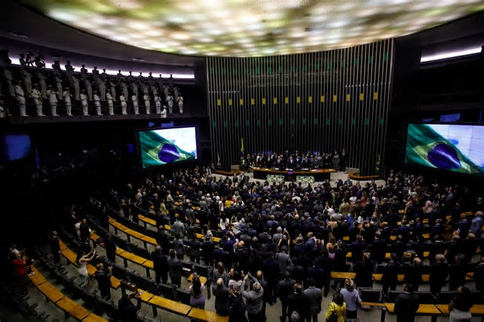 Orçamento: Congresso tira dinheiro de Ciência e Educação e turbina Saúde e ministérios do Centrão com emendas