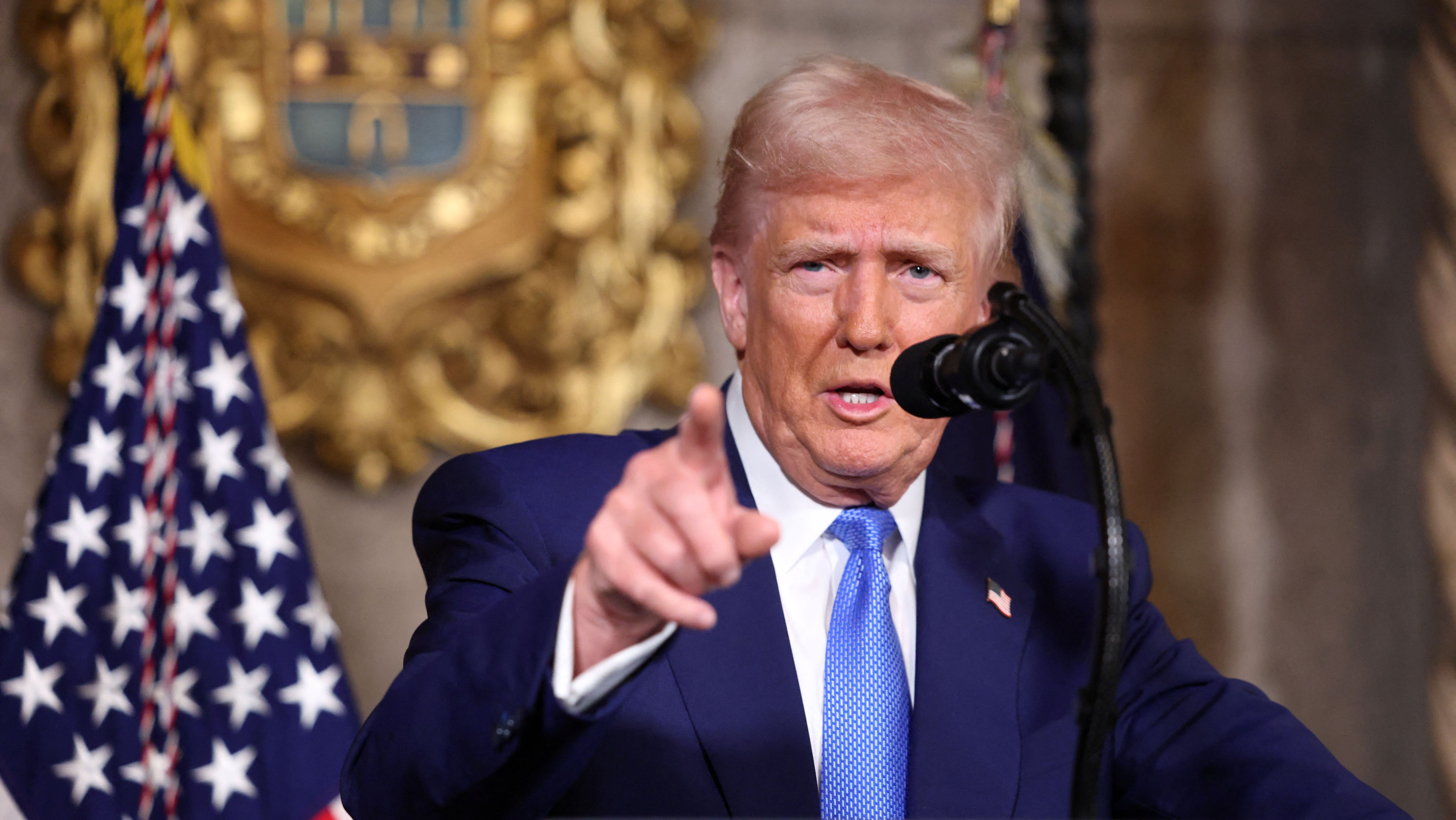 Trump diz que tarifas de 25% sobre Canadá e México começarão nesta terça