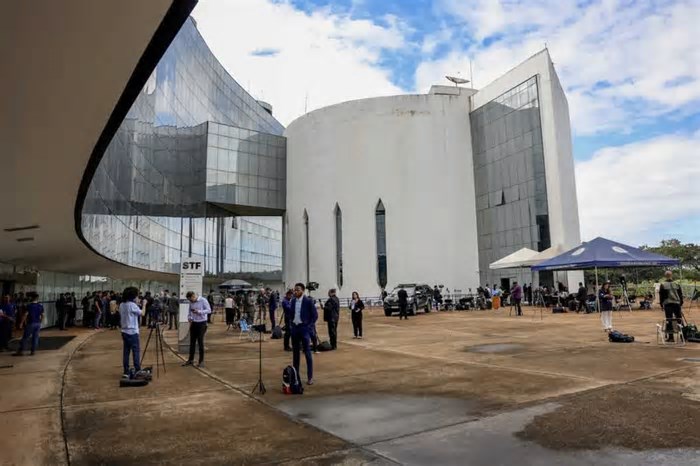 STF decide hoje se Bolsonaro e aliados viram réus pela trama golpista