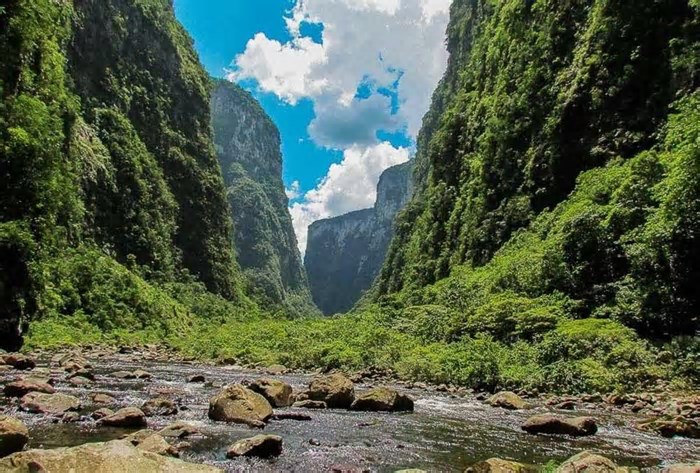 Capital dos Canyons encanta turistas com paisagens deslumbrantes no litoral