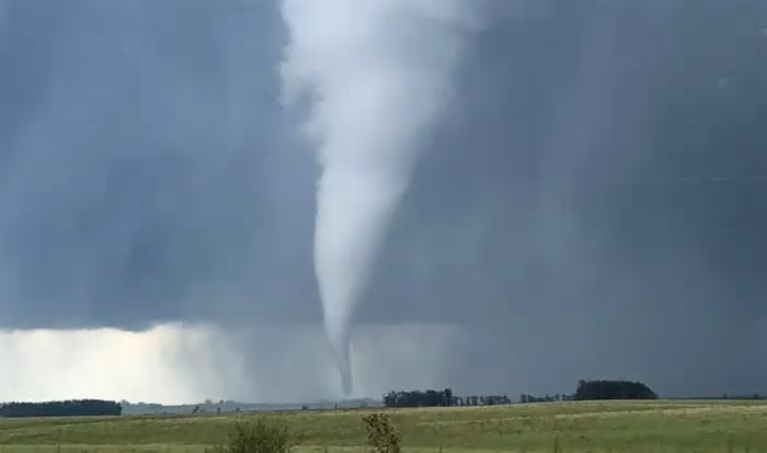 ASSUSTADOR: Supercélula de tempestade forma grande tornado