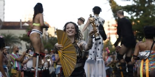 Conquista do Oscar leva foliões às ruas da Cidade Baixa, em Porto Alegre