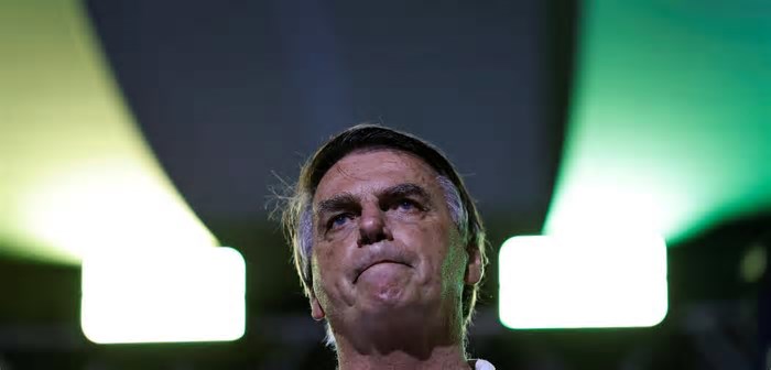 Inelegível e prestes a ser preso, Bolsonaro diz que,