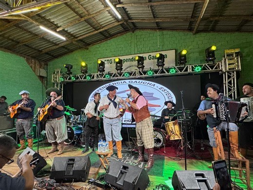Revelações da música regional gaúcha recebem troféus durante evento