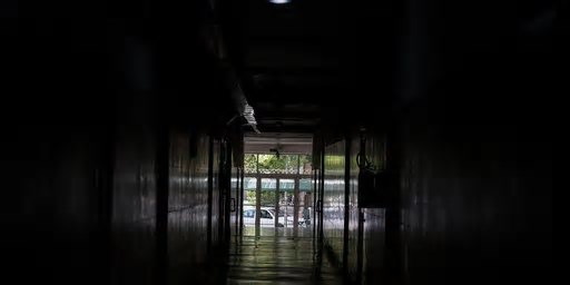 Moradores e empresários relatam prejuízos e transtornos causados por falhas no fornecimento de energia em Porto Alegre