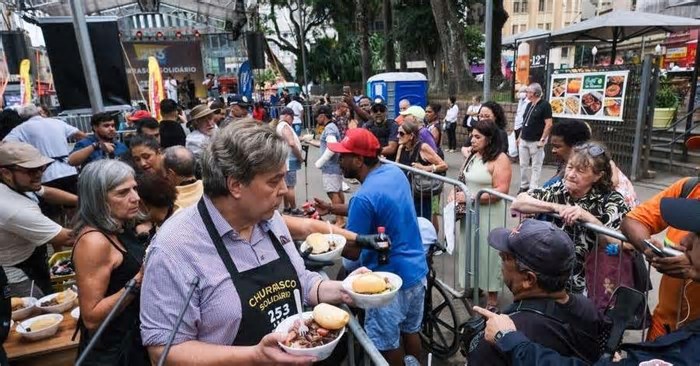 3º Churrasco Solidário reúne multidão no Largo Glênio Peres em Porto Alegre nesta terça-feira