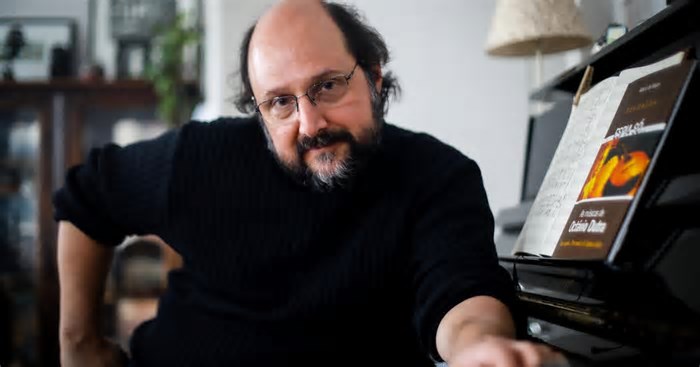 Arthur de Faria apresenta o segundo volume da biografia musical de Porto Alegre