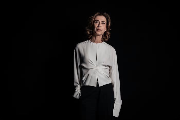 Fernanda Torres é aplaudida de pé em evento antes da premiação do Oscar