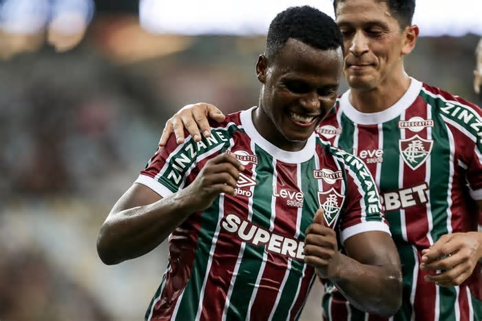 Roger Flores lamenta que Arias não vá jogar na Europa e Felipe Melo responde: “Ele joga no Fluminense”