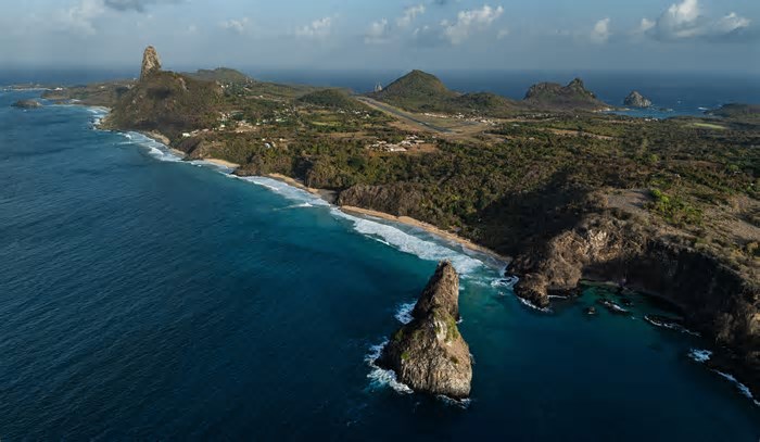 Levantamento mostra geração de empregos do setor de turismo e estrutura de atendimento a visitantes em Fernando de Noronha.