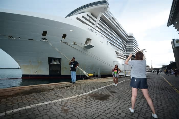 Dois cruzeiros chegam a Salvador com 7.709 passageiros para último dia de Carnaval.