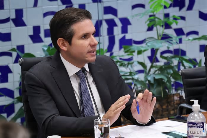 Motta promete avançar em PL que regulamenta inteligência artificial