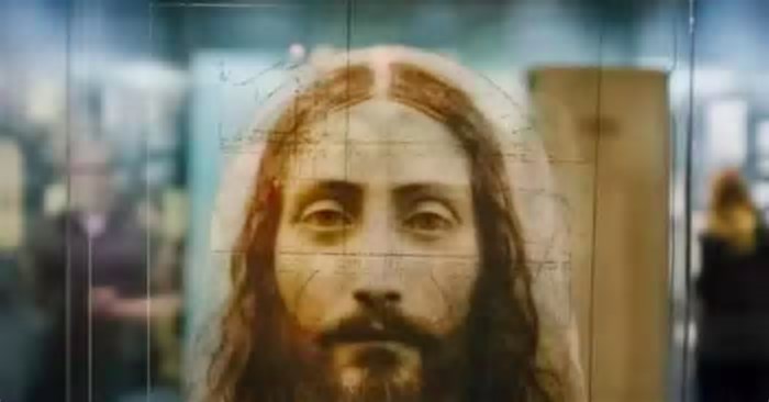 Inteligência Artificial revela rosto de Jesus no Santo Sudário